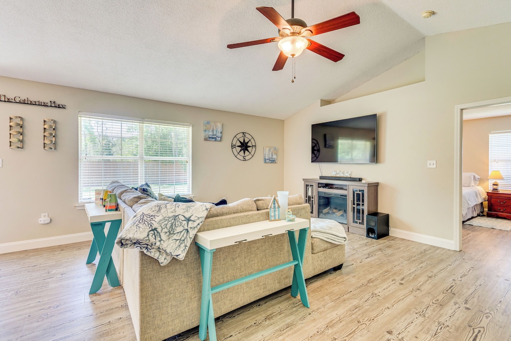 6 Mi to Navarre Beach: Dog-friendly Home w/ Yard