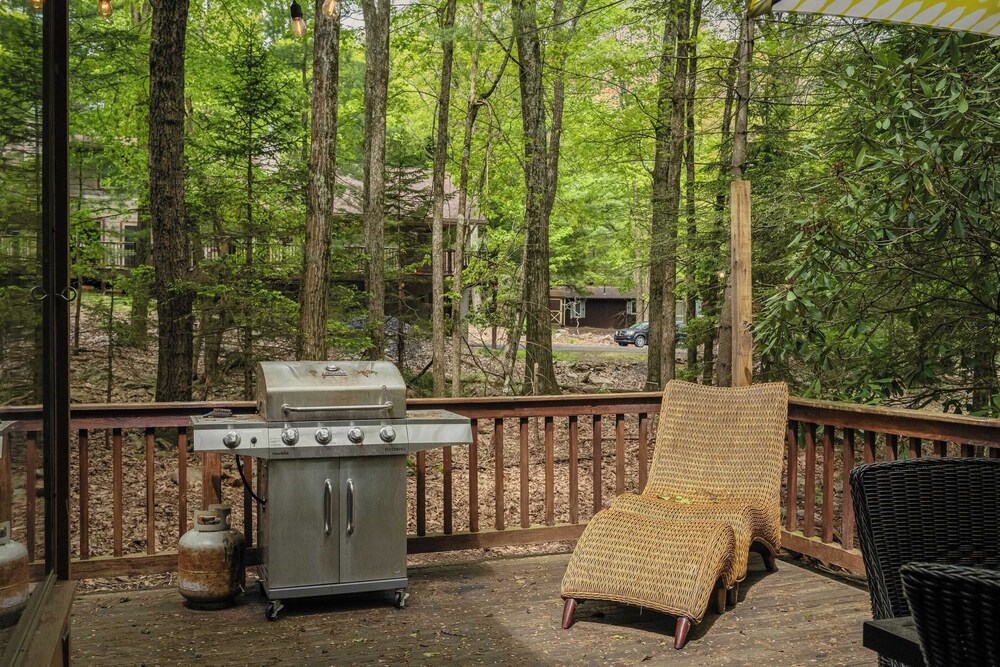 The Horseshoe Hideaway Lake Harmony Cabin w/ Hot Tub & Game Porch