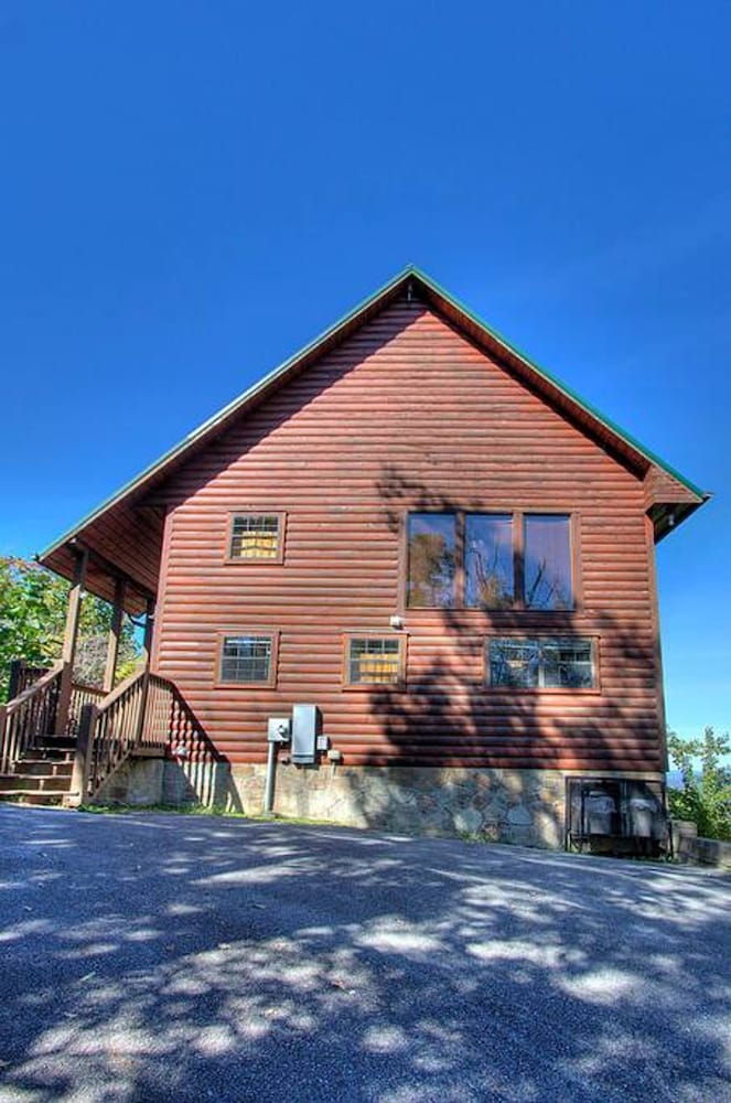 A Stellar 2bed 2bath Minutes to Parkway view 4