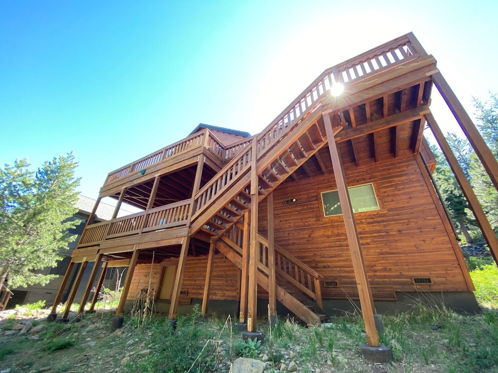 Hillside Mountain Creek Haven 4 Bedroom Home view 4