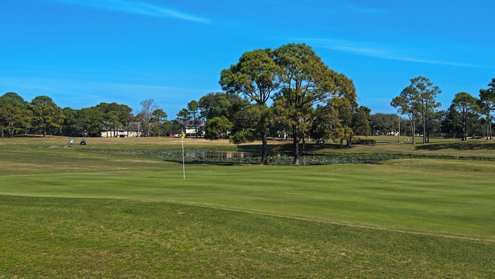 Sleeps 8 w/ Resort Pools, Tennis, Golf & Beach Access + Attraction Tickets!