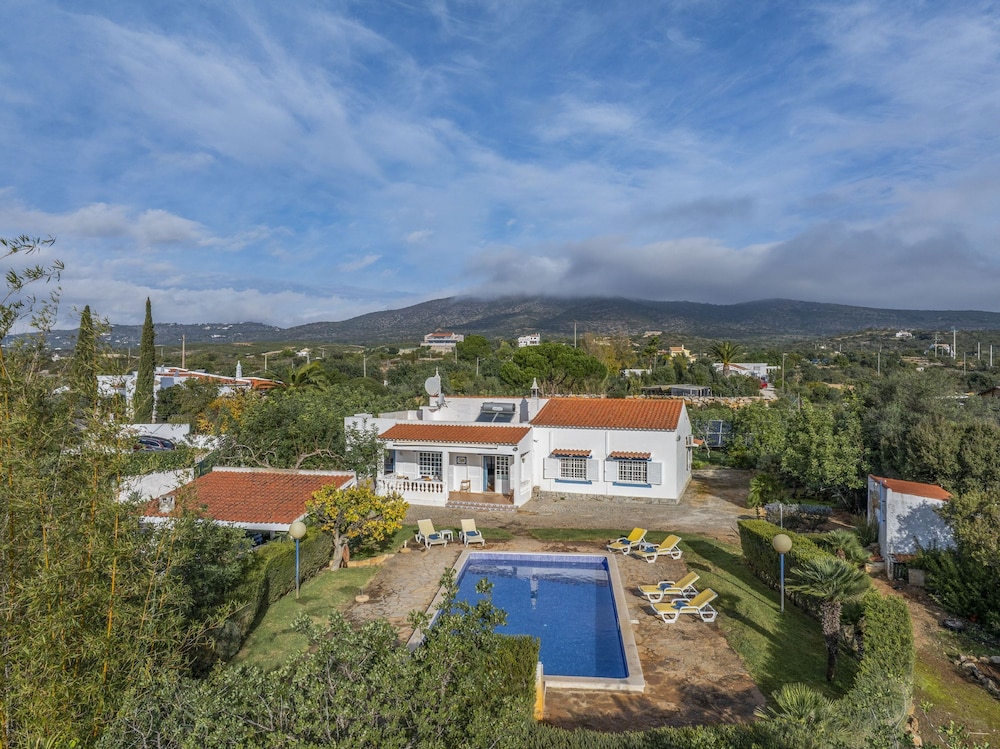 Muxima in Quelfes With 3 Bedrooms and 2 Bathrooms