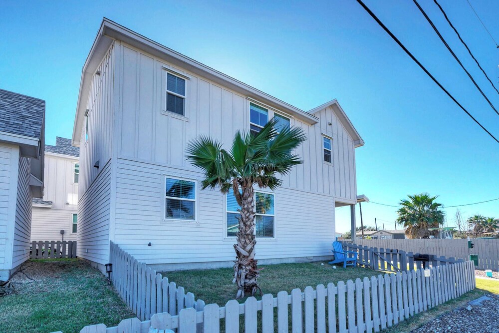 Sleeps 20 2 Homes in Mercer Village w/ Pool Heart of Old Town, Walkable