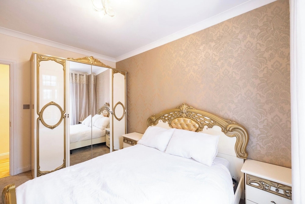 Chic London Apartment in Brown Hart Gardens