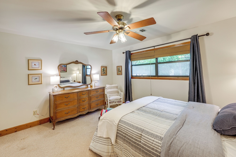 Waterfront Gem on Lake Martin w/ Kayaks & Dock!