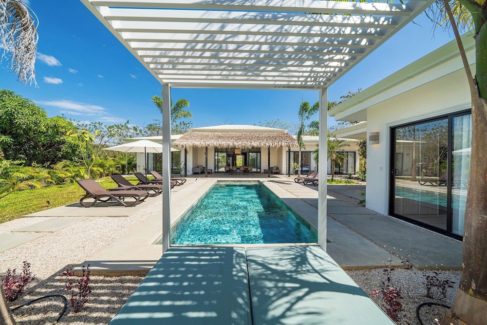 New Oasis in Gated Community With Pool Breakfast