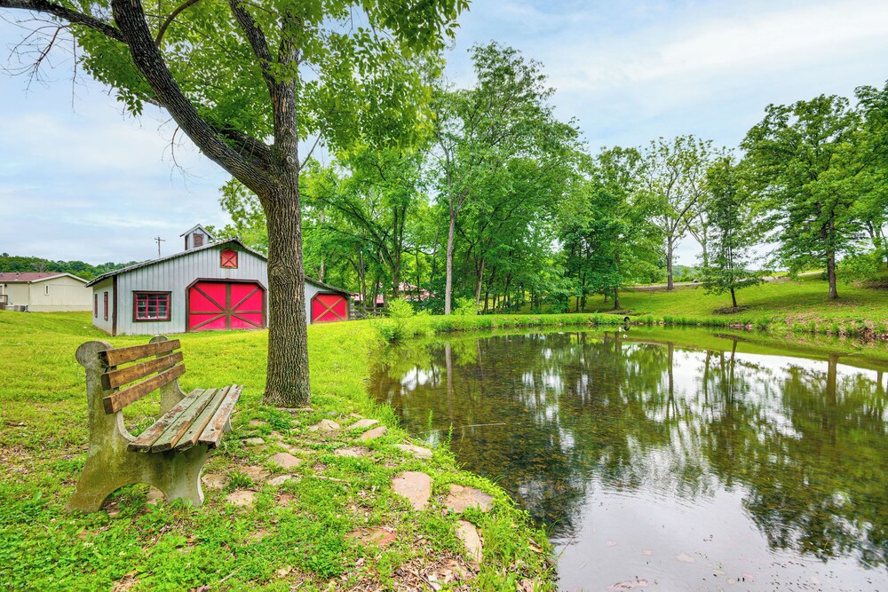 Hike, Swim & Fish: Lakefront Cabin in Roach!