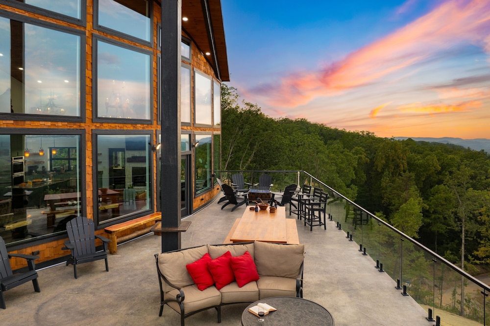 Bear Rug Inn Luxe Stays Pool Views Game Room