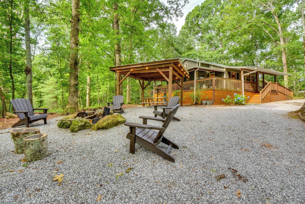 6 Miles to Helen: Cabin w/ Hot Tub & Views!