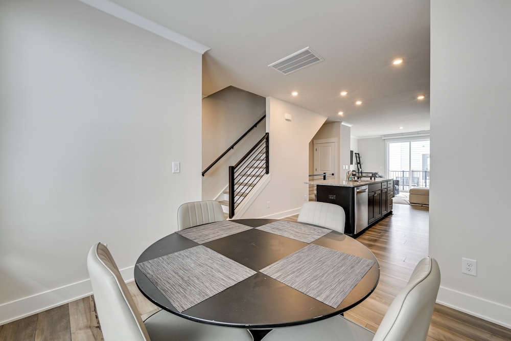 2 Mi to Uptown Charlotte: Family Townhome!