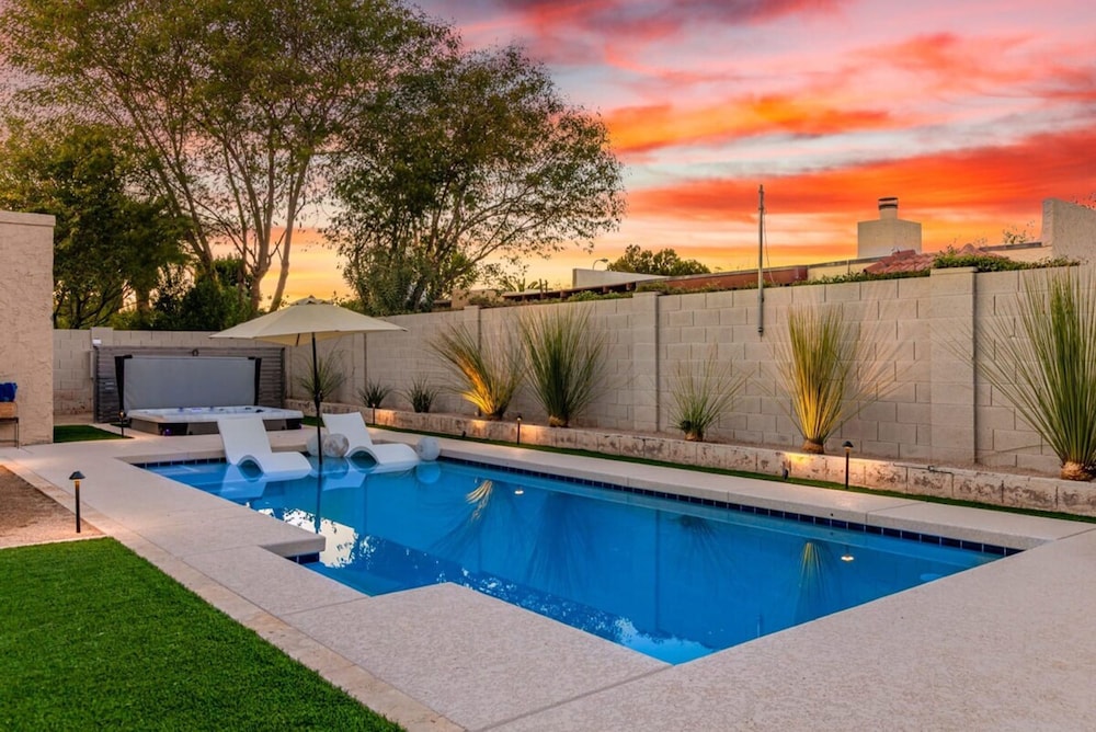 Executive Retreat Pool Spa AZ Canal Trail BBQ