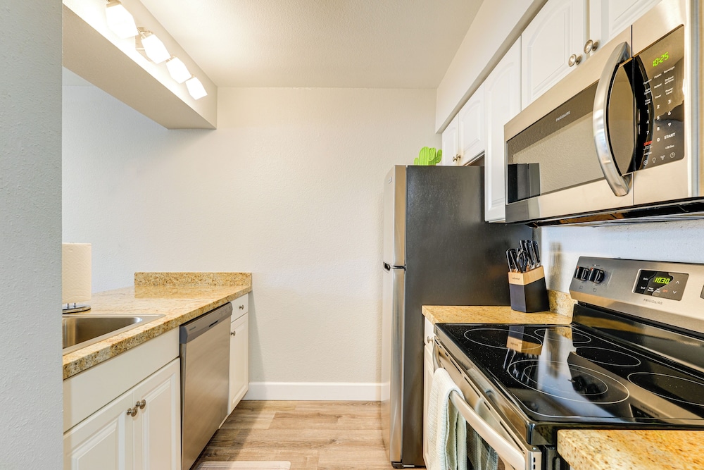 Walkable Old Town Scottsdale Condo: Pool & Hot Tub