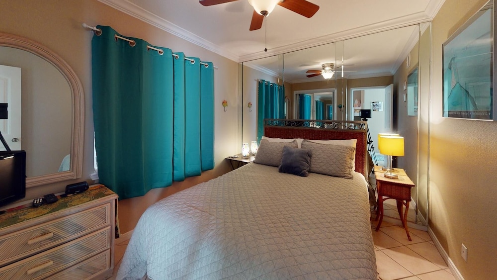 Seascape 1308 2 Bedroom Condo by RedAwning