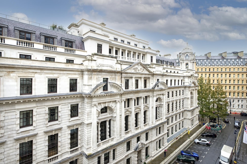 Historic Whitehall Flat in SW1 by Underthedoormat