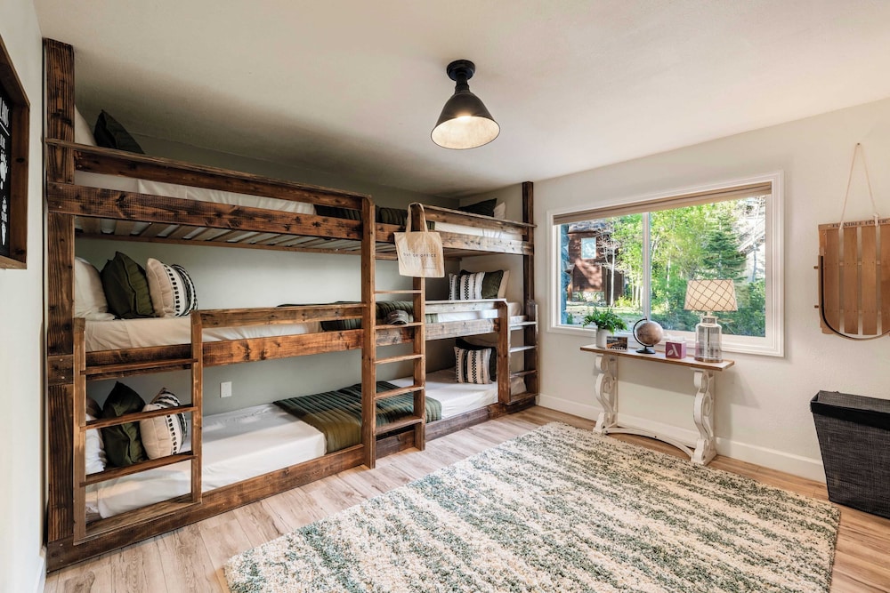 Geraldine Drive by Avantstay Hot Tub, Views, Walk to Trails + Game Room
