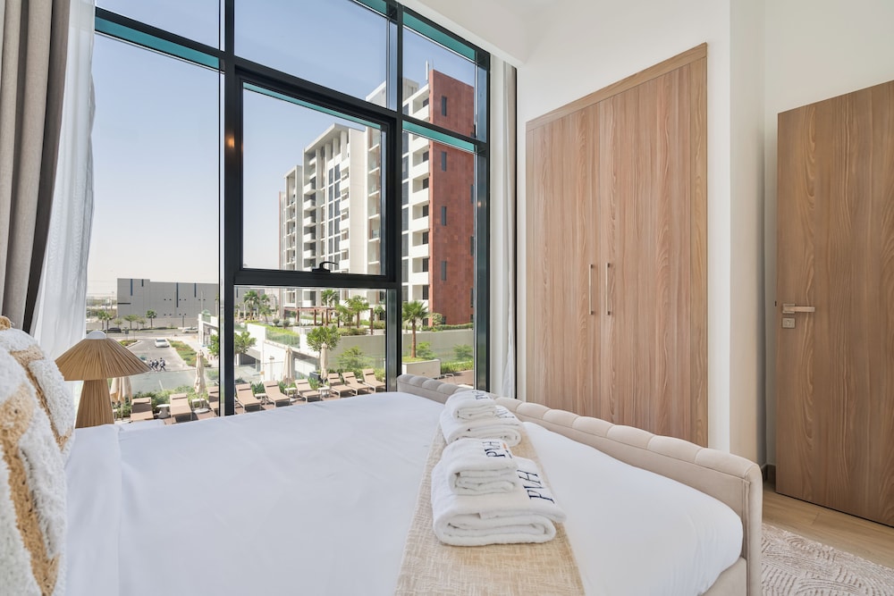 PVH - Chic 1BR - Azizi Riviera 37