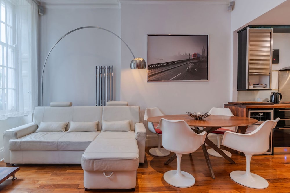 The Red Room Apartment - Fitzrovia - by Frankie Says
