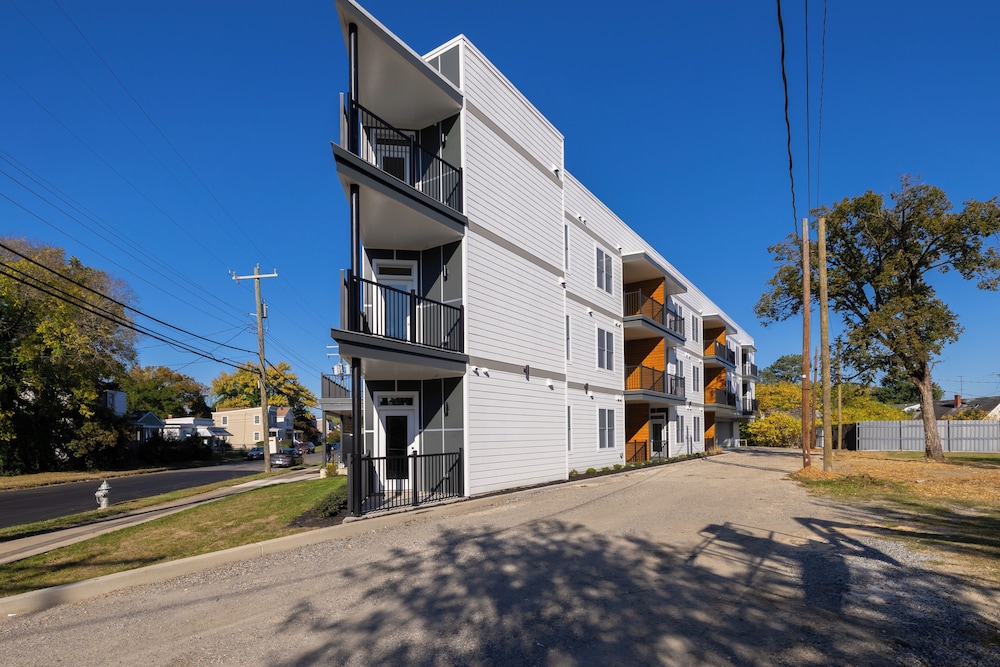 Capital City Apt - 101