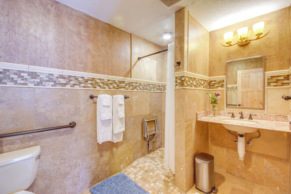 6 Mi to Chico Hot Springs: Villa w/ River Access