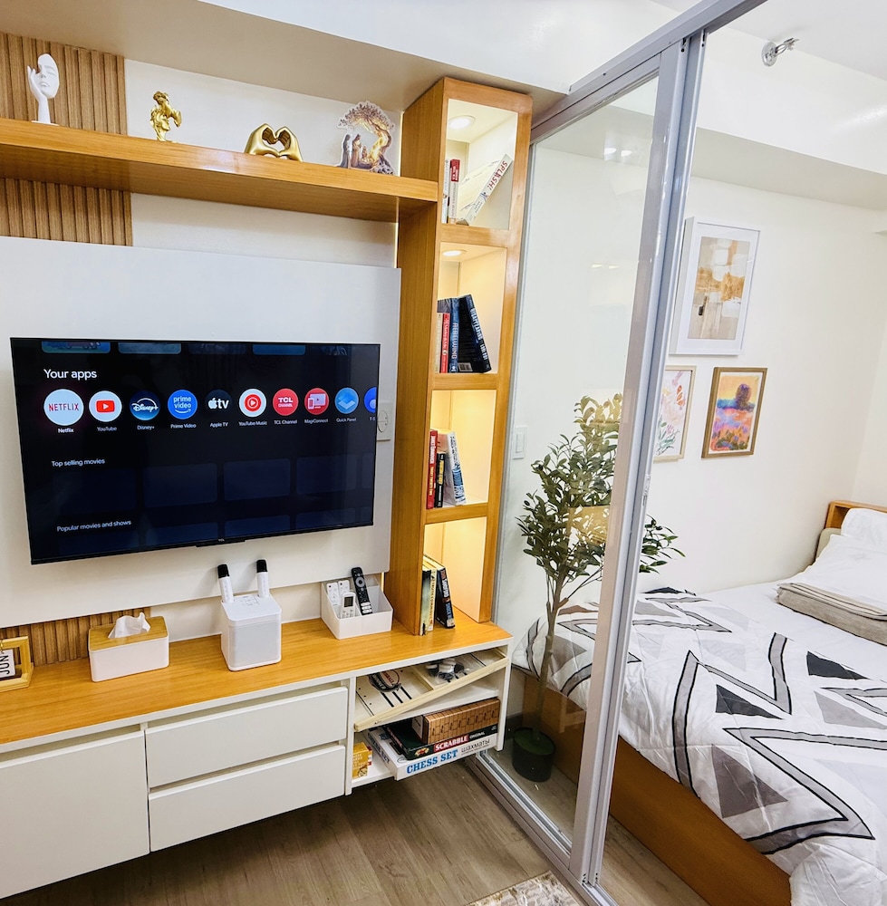 Cozy Retreat w/Balcony Near SM Mall/NAIA Airport
