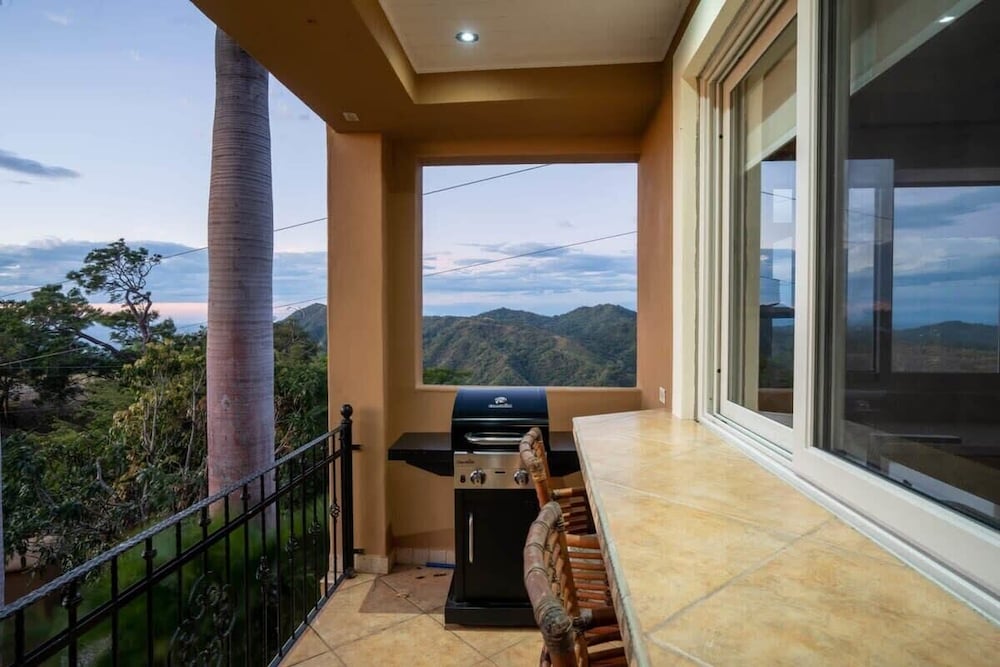 Beautiful House with Sweeping Ocean Views, Modern Design, and a Private Infinity Pool