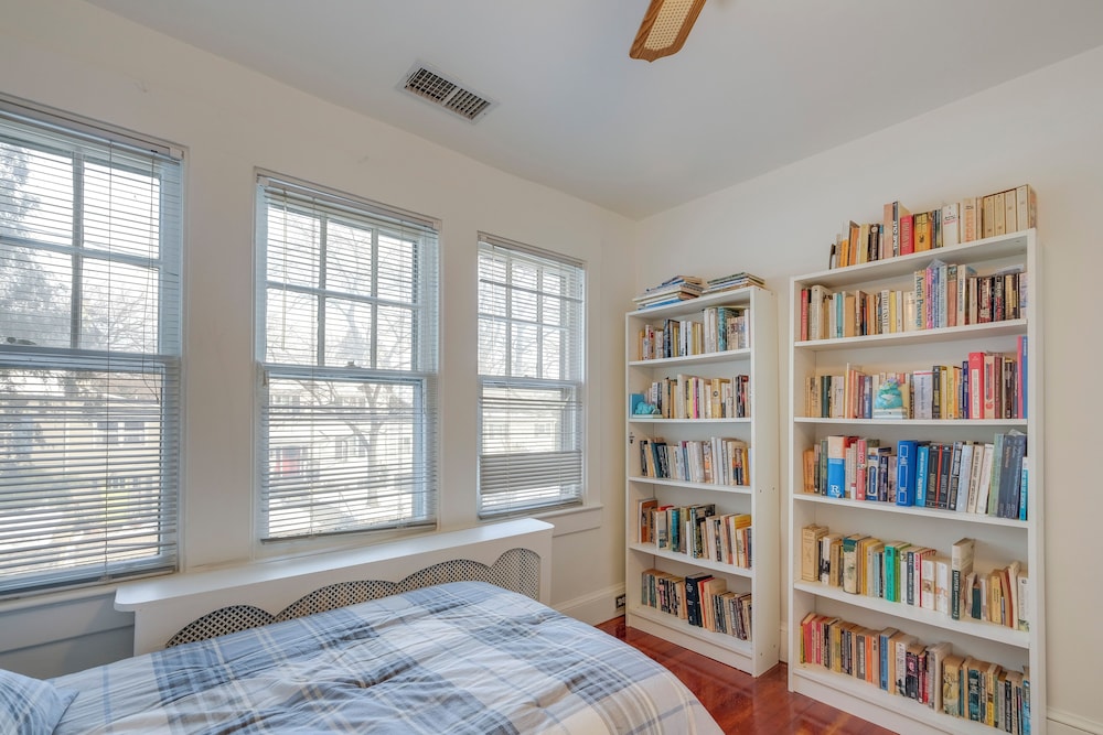 1 Mi to East Falls Station: Home w/ Office!