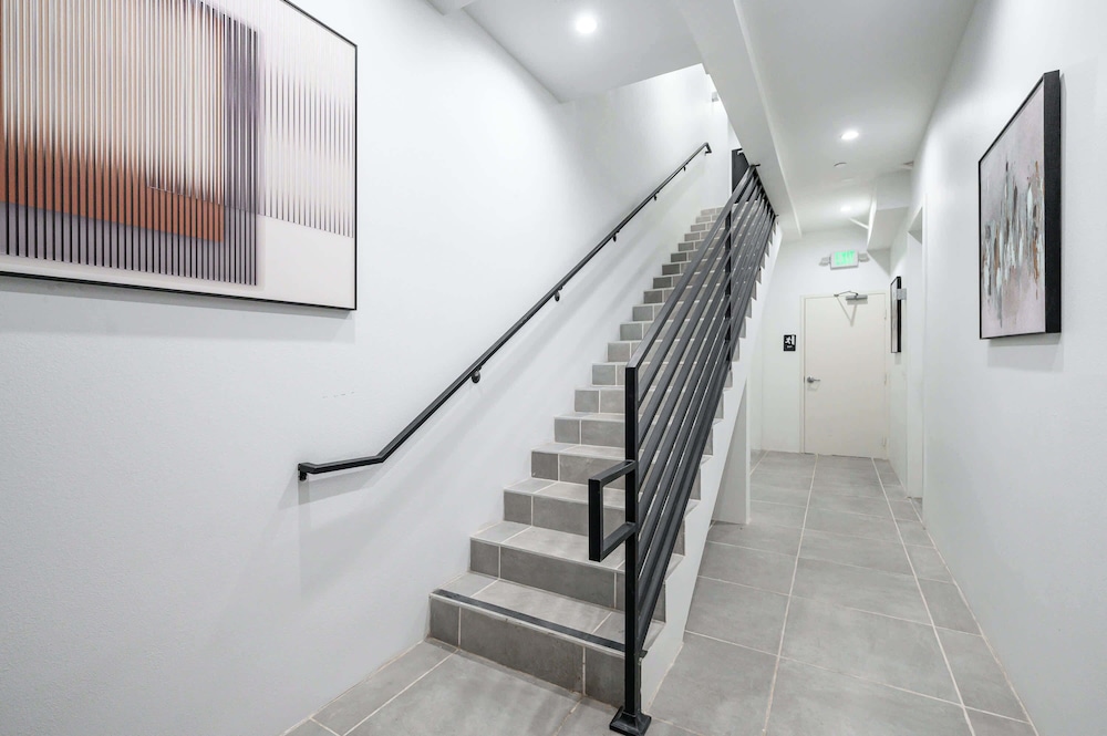 Not Affected by the Fire/modern 5BR Home With Parking, Near LA Attractions #4