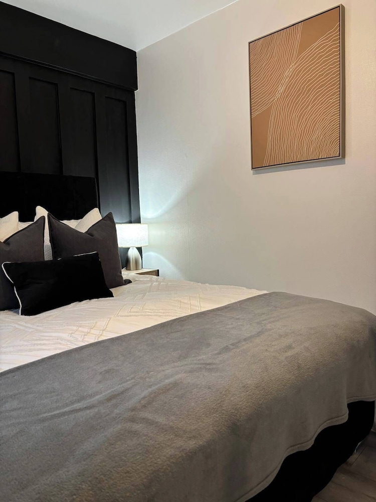 1 Bed Flat - Sleeps 2 - Parking - Wifi