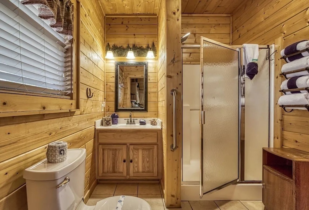 Hillbilly Hideaway 4 Bedroom Cabin