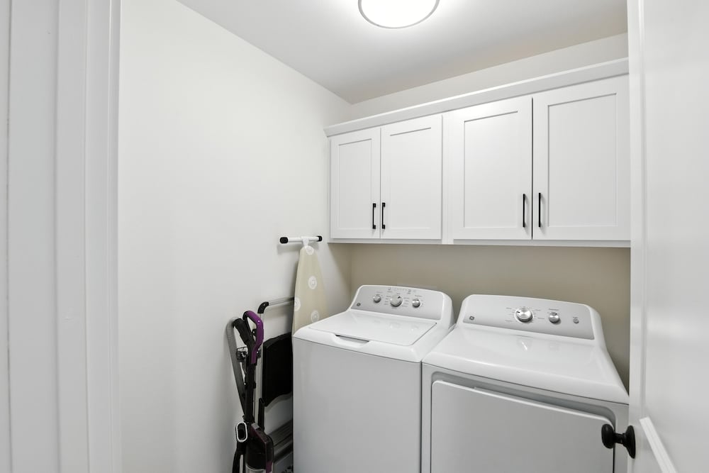Modern Townhome Retreat In Prime Location 3 Bedroom Townhouse