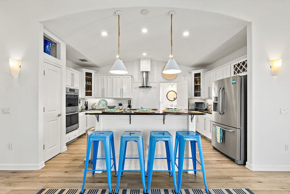 Perfect Beach House 2min Walk With Heated Pool and Hot Tub 4 bed 3 Bath With Pet Friendly