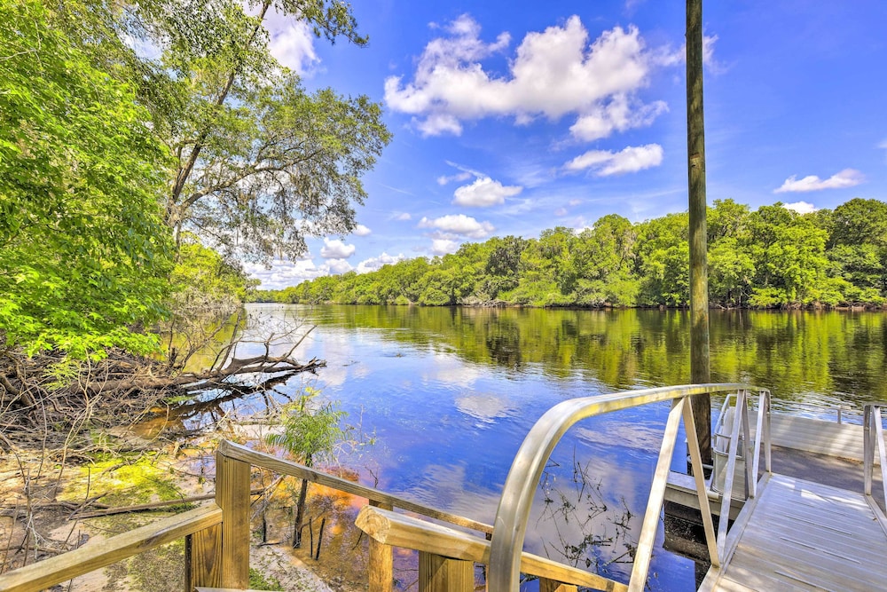 Charming Abode w/ Dock on the Suwannee River