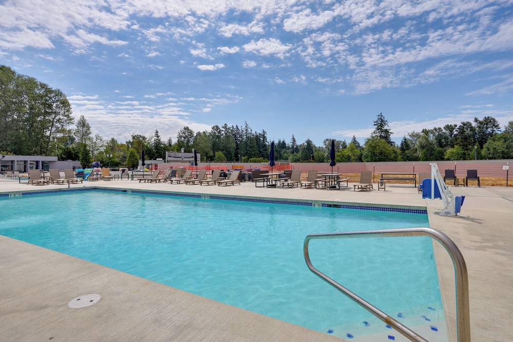 1 Mi to Birch Bay SP! Cozy Cabin w/ Pool Access