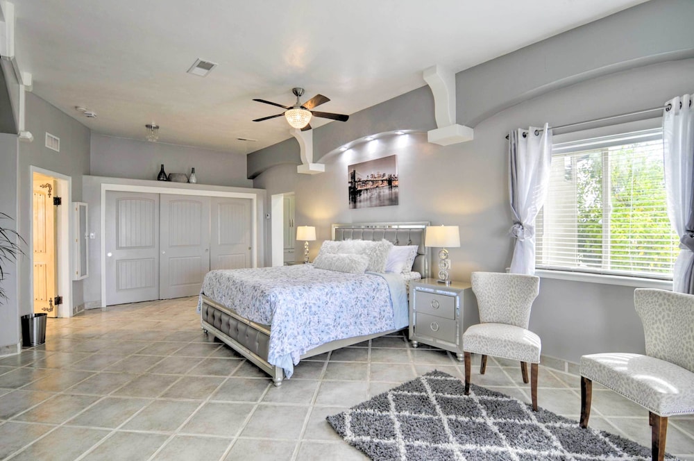 Chic Paradise Home w/ Terrace: 13 Mi to Wineries!