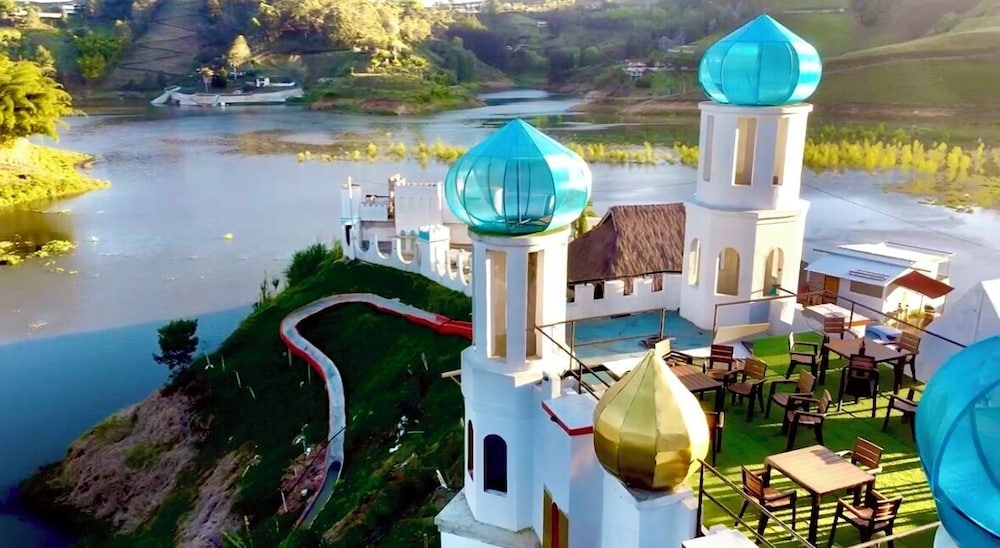 Hotel y Termales Castillo del Lago
