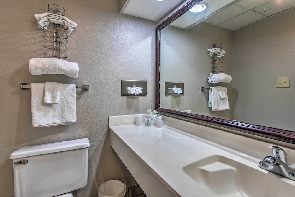 Breezy Landmark Resort Condo w/ Oceanfront Lanai!