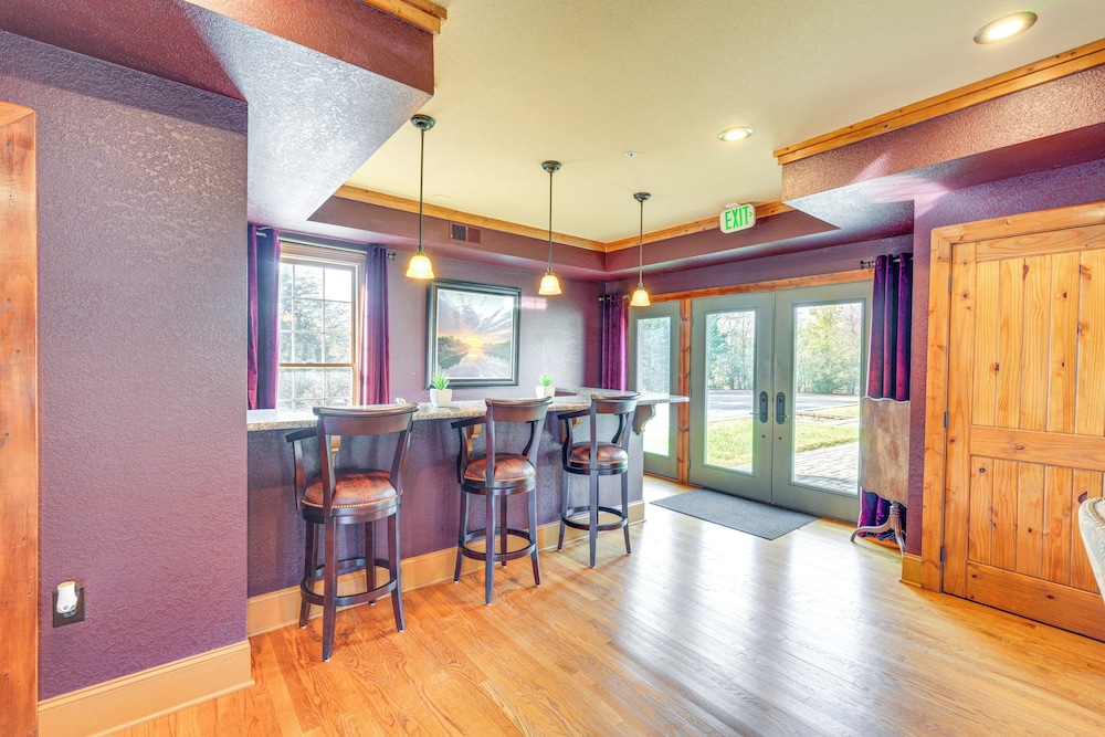 Private Hot Tub: 'bays View Lodge' in Kingsport!