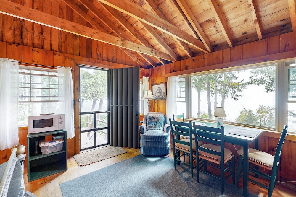 Cozy 1BR Cabin w/ Landscape Views