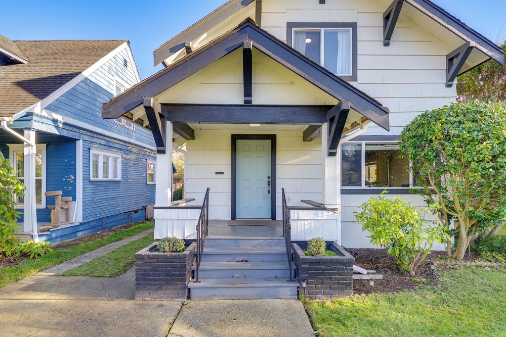1 Mi to Historic Dtwn: Dog-friendly Everett Home!