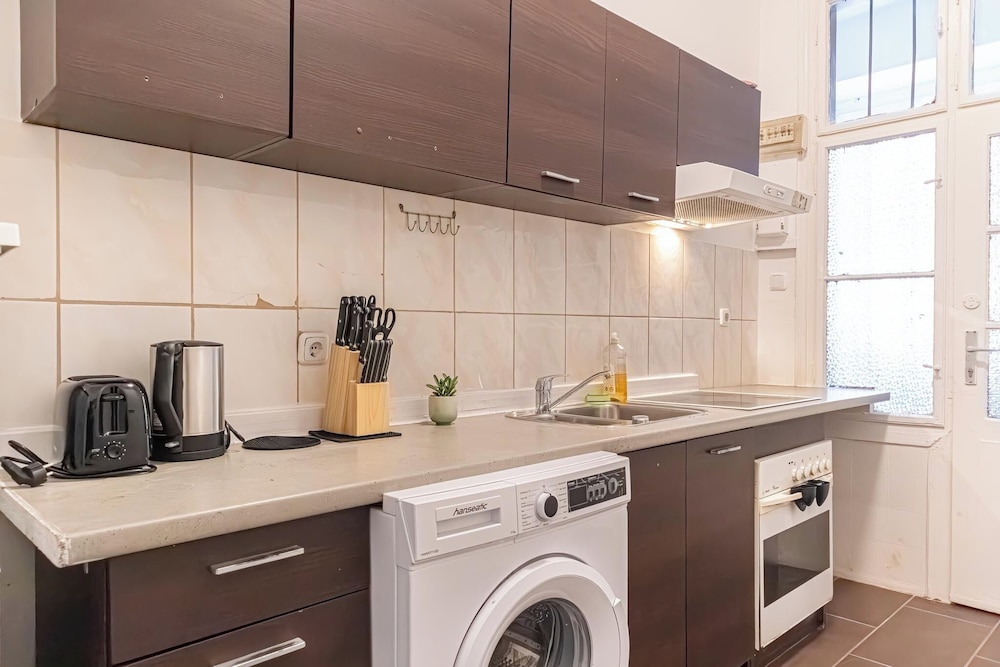 1BR Apt Near Westbahnhof Station
