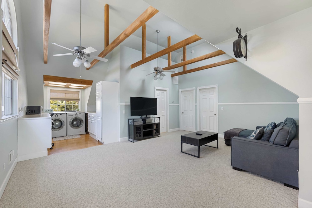 Wine Country Retreat Gorgeous Views, Minutes to Wineries