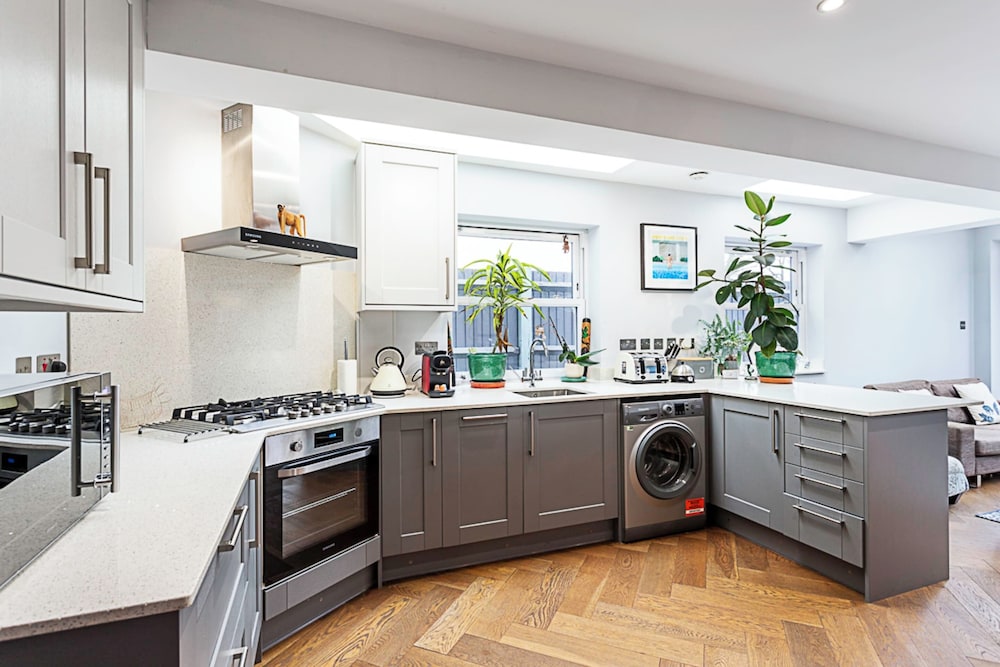 Modern and Spacious Colliers Wood Home