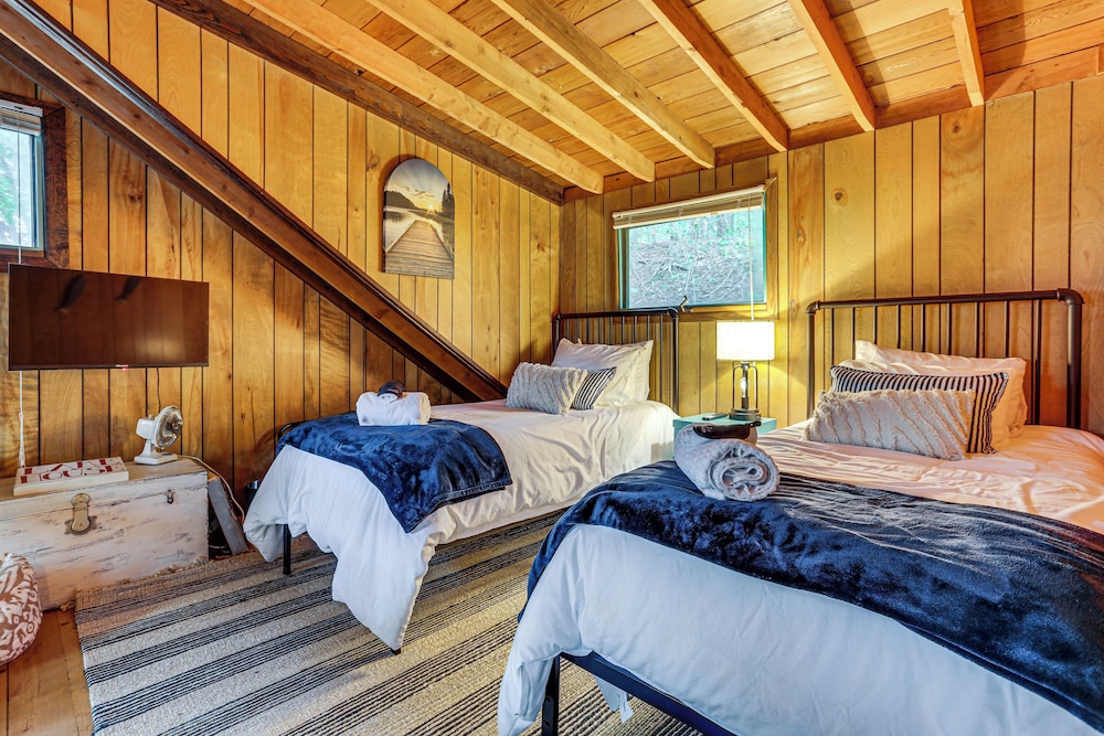 < 1 Mi to Lake: Cabin w/ Hot Tub in Greentown!