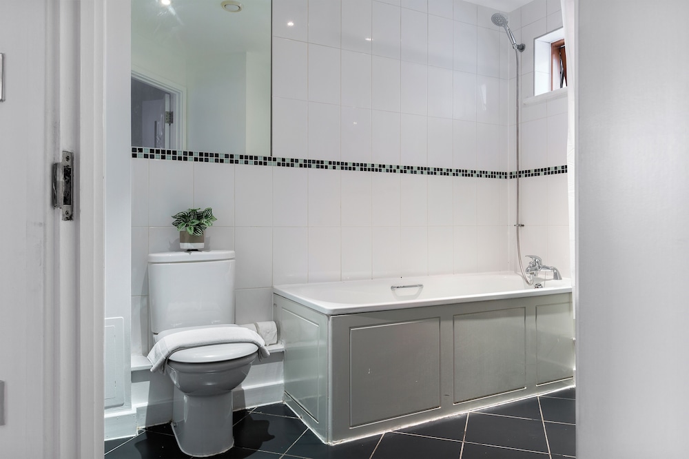 Modern Apartment in Bow