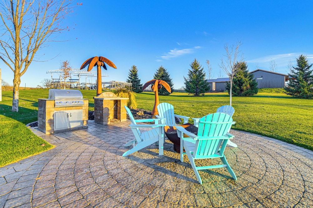 Lakefront Gem: Grills & Fire Pit in Dent