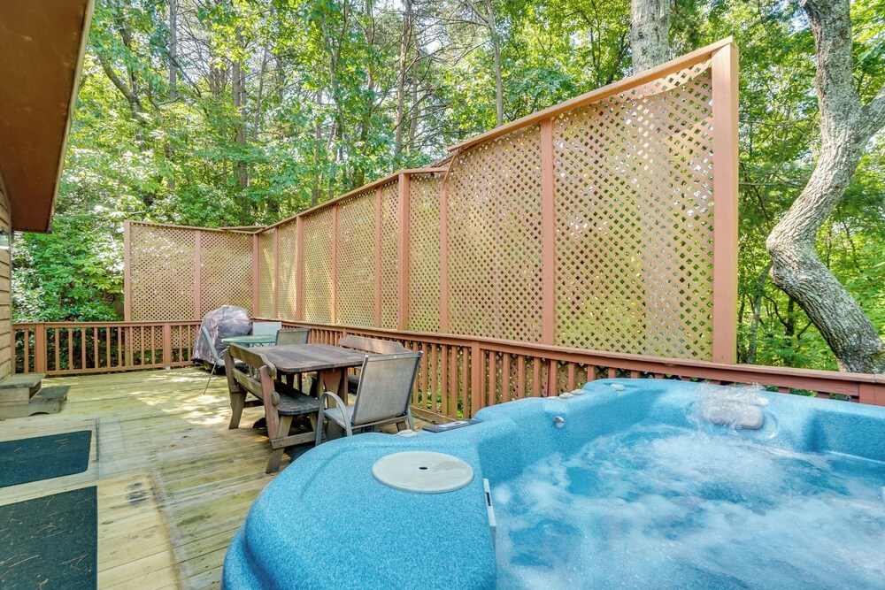 Private Hot Tub & Game Room: Cleveland Getaway
