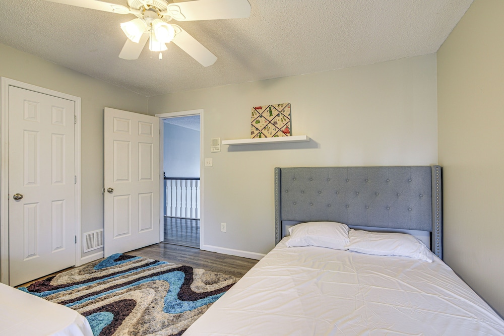 Residential Cul-de-sac: Suburban Memphis Hideaway!