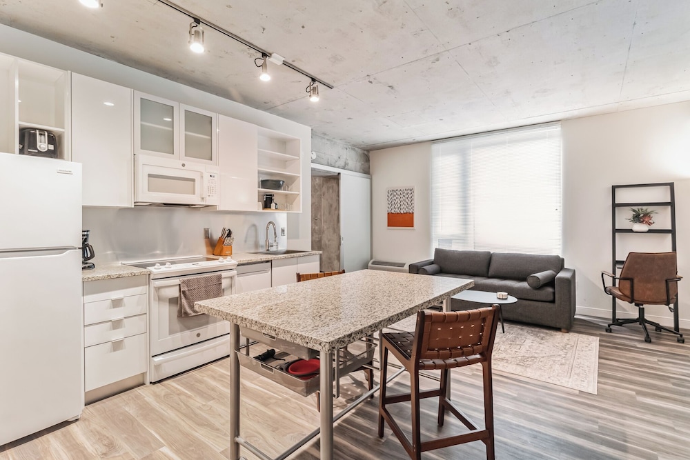 Cleveland Vacations - Sleek DT Cleveland Apt at City Club - Property Image 7