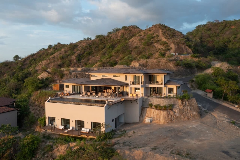 w Breathtaking 9BR Villa in Costa Rica