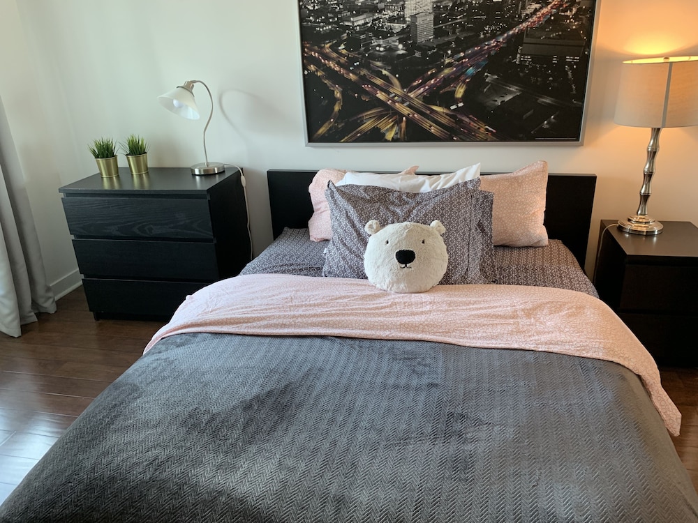 Room near Blue Jays CN Tower - Image 4